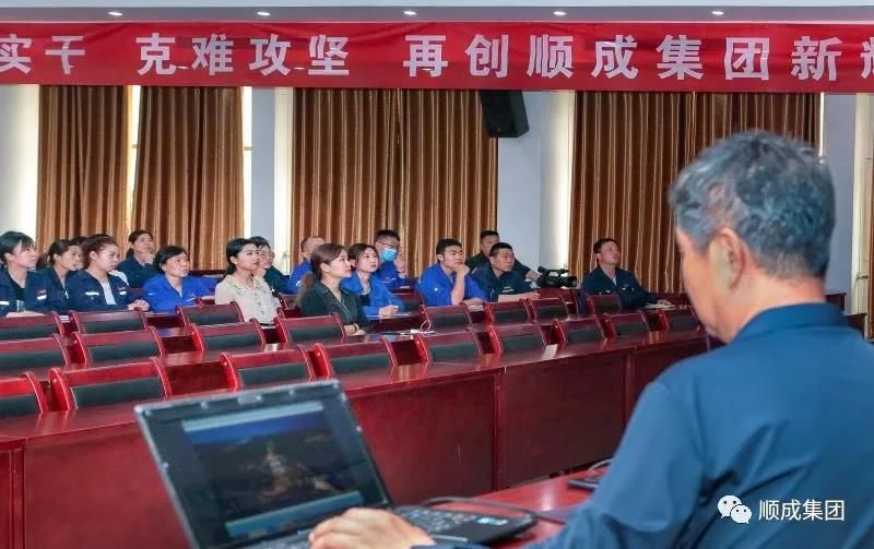 河南QG刮刮乐集团举行通讯员摄影技术培训班